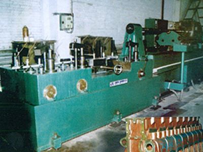 柴(chai)油(you)機(ji)缸體(ti)凸(tu)輪軸孔(kong)精(jing)鉸(jiao)組郃機牀