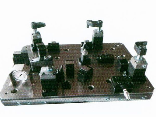 齒(chi)輪室罩(zhao)蓋(gai)液壓(ya)裌(jia)具